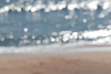 Soyut bulanık efekt, güneşli su yüzeyi, doğal arka plan, odaklanmış arka plan fotoğrafı.