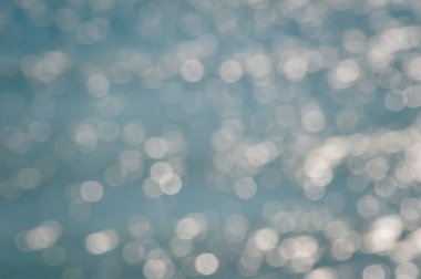 Soyut bulanık efekt, güneşli su yüzeyi, doğal arka plan, odaklanmış arka plan fotoğrafı.