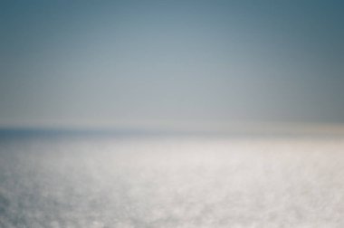 Soyut bulanık efekt, güneşli su yüzeyi, doğal arka plan, odaklanmış arka plan fotoğrafı.