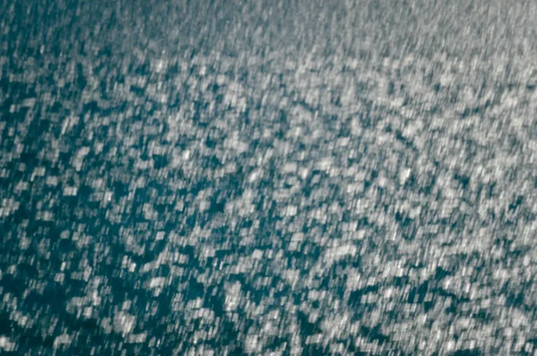 Abstrakte Verschwommene Wirkung Sonnige Wasseroberfläche Natürlicher Hintergrund Freien Defokussiertes Hintergrundbild — Stockfoto