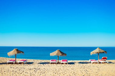 Plaj şemsiyeleri ve mavi gökyüzü açık havada arka plan kanepeler