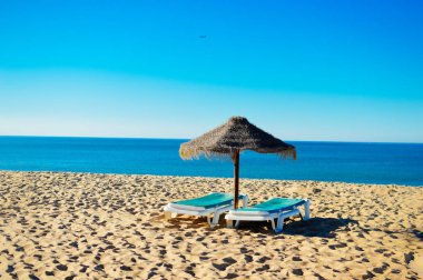 Plaj şemsiyeleri ve mavi gökyüzü açık havada arka plan kanepeler