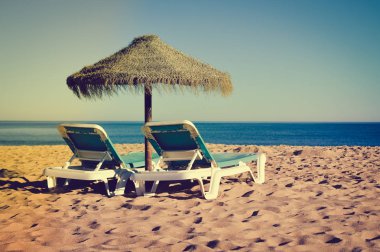 Plaj şemsiyeleri ve gökyüzü açık havada arka plan kanepeler. Siyah beyaz resim