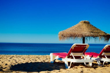 Plaj şemsiyeleri ve mavi gökyüzü açık havada arka plan kanepeler