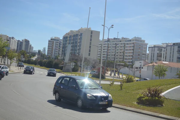 Faro, Portugália-2017. május 22.: homályos napos út, az autók feletti tiszta kék ég szabadban háttér — Stock Fotó