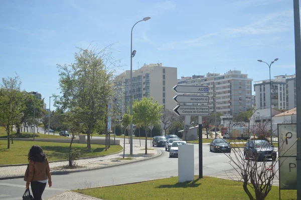 Faro, Portekiz 22 Mayıs 2017: bulanık güneşli yol araçları üzerinde açık mavi gökyüzü açık havada arka plan ile — Stok fotoğraf