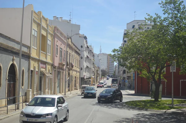 Faro, Portogallo 22 Maggio 2017: Strada sfocata e soleggiata con auto su sfondo azzurro chiaro — Foto Stock