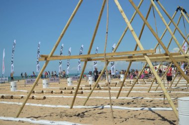 Algarve Portekiz 29 Nisan 2017: aşiret çatışması Quarteira sahilde yer alır. Compiting birlikte çalışan eğleniyor Kişilik ekibin. Sportif özveri dostluk Binası etkinlik. Welness yaşam tarzı