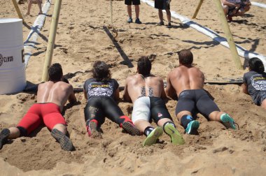 Algarve Portekiz 29 Nisan 2017: aşiret çatışması Quarteira sahilde yer alır. Compiting birlikte çalışan eğleniyor Kişilik ekibin. Sportif özveri dostluk Binası etkinlik. Welness yaşam tarzı