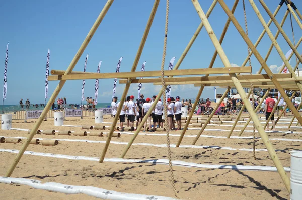 Algarve Portugal 29 April 2017: Tribal Clash plaatsvindt op Quarteira strand. Team van mensen met plezier compiting samen te werken. Sportieve toewijding vriendschap bouwactiviteiten. Welzijn levensstijl — Stockfoto