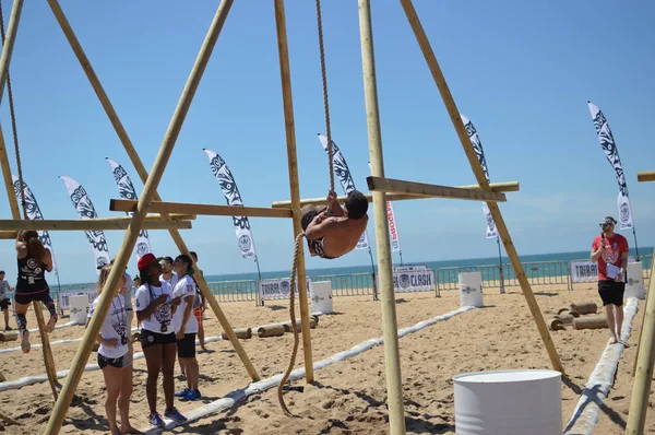 Algarve Portogallo 29 aprile 2017: Tribal Clash si svolge sulla spiaggia di Quarteira. Team di persone che si divertono a lavorare compattando insieme. Attività sportiva di costruzione di amicizia dedizione. Stile di vita benessere — Foto Stock