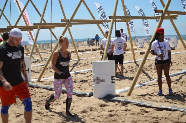 Algarve Portogallo 29 aprile 2017: Tribal Clash si svolge sulla spiaggia di Quarteira. Team di persone che si divertono a lavorare compattando insieme. Attività sportiva di costruzione di amicizia dedizione. Stile di vita benessere — Foto Stock