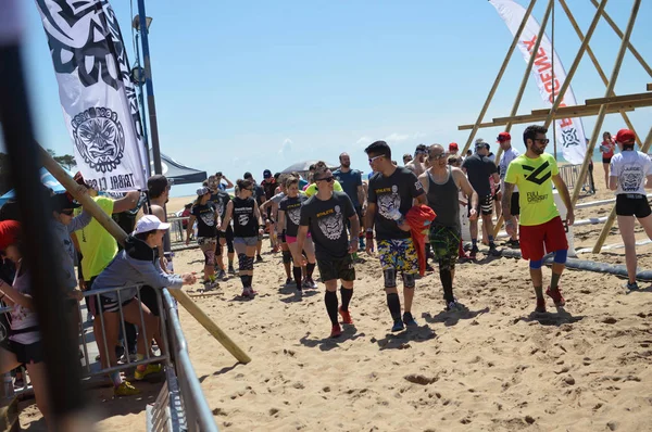 Algarve Portugal 29. april 2017: Stammekamper finner sted på Quarteira Beach. Et team som har det gøy med å jobbe sammen. Sporty dedikasjon vennskap bygge aktivitet. Velvære livsstil – stockfoto