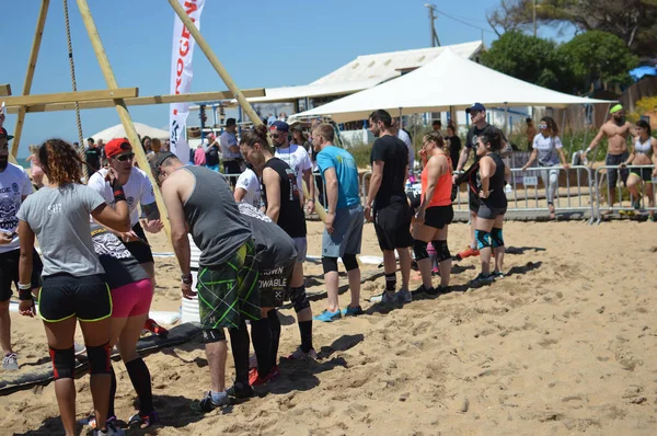 Algarve Portugal 29 April 2017: Tribal Clash plaatsvindt op Quarteira strand. Team van mensen met plezier compiting samen te werken. Sportieve toewijding vriendschap bouwactiviteiten. Welzijn levensstijl — Stockfoto