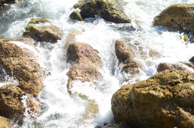 Kayalarla okyanusun güneşli panoramik manzarası, deniz manzarası doğal arka plan.