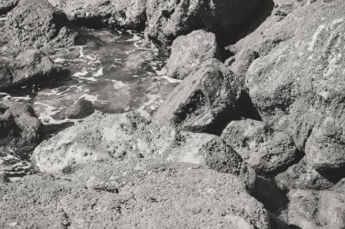 Kayalarla okyanusun güneşli panoramik manzarası, deniz manzarası doğal arka plan.