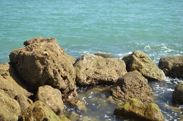 Vista Panorâmica Ensolarada Oceano Com Rochas Paisagem Marinha Natural Livre — Fotografia de Stock