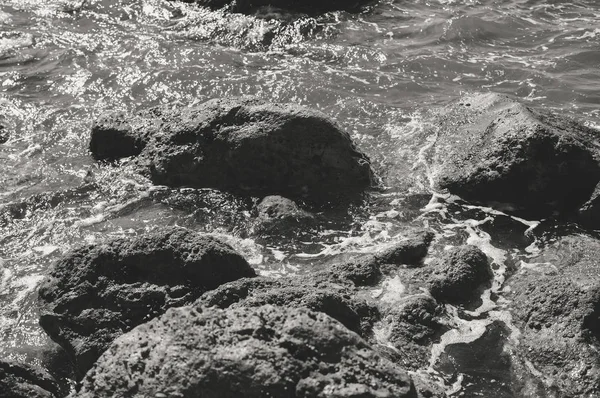 岩と海の日当たりの良いパノラマビュー 自然の屋外の背景をシースケープ — ストック写真