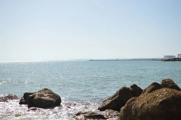 Solig Panoramautsikt Över Havet Med Stenar Havsutsikt Naturliga Utomhus Bakgrund — Stockfoto