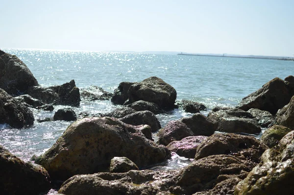 Słoneczny Panoramiczny Widok Ocean Skałami Krajobraz Morski Naturalne Tło — Zdjęcie stockowe