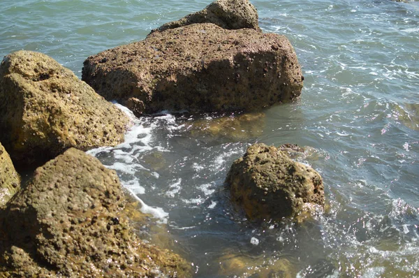 Vista Panoramica Soleggiata Dell Oceano Con Rocce Paesaggio Marino Naturale — Foto Stock
