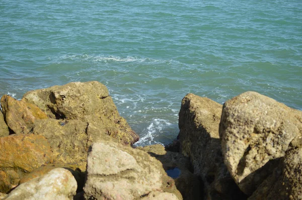 Vista Panorâmica Ensolarada Oceano Com Rochas Paisagem Marinha Natural Livre — Fotografia de Stock