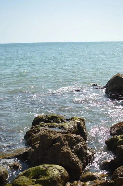 Vista Panorámica Soleada Del Océano Con Rocas Paisaje Marino Natural —  Fotos de Stock