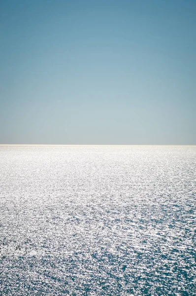 Modrý Lesklý Rozmazaný Oceán Slunné Vody Abstraktní Pozadí — Stock fotografie