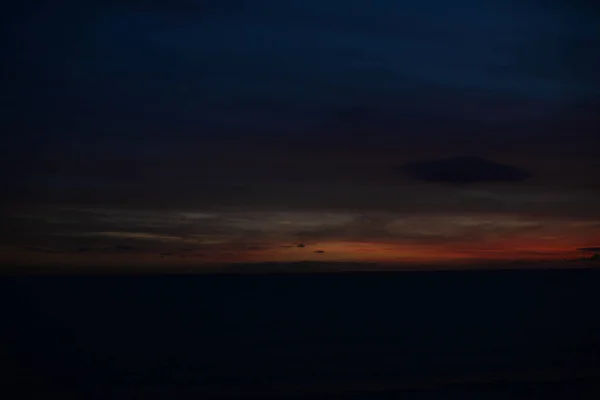 Abstract Lumina Încețoșată Zori Strălucind Prin Fundalul Norilor Întunecați Nori — Fotografie, imagine de stoc