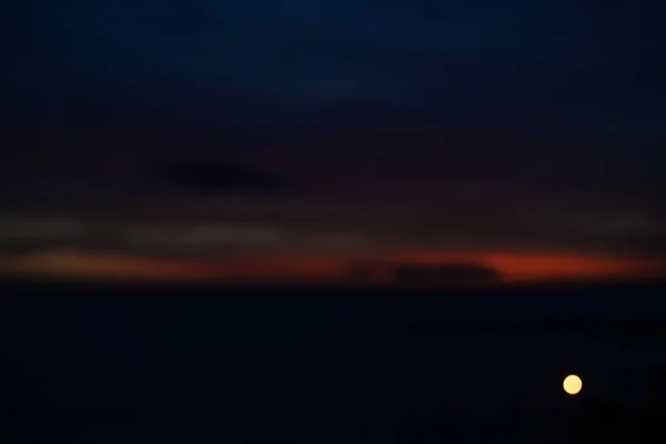 抽象模糊的黎明光芒穿过乌云背景 自然云彩天际线 — 图库照片
