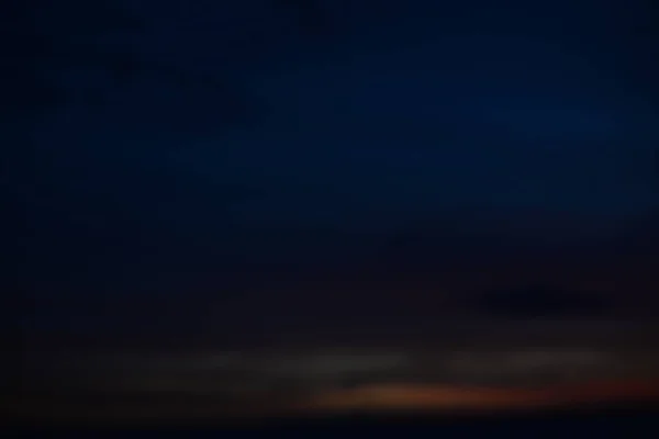 Abstrato Luz Desfocada Amanhecer Brilhando Através Nuvens Escuras Fundo Skyline — Fotografia de Stock