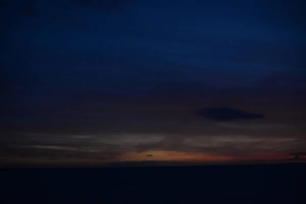 Resumen Borrosa Luz Del Amanecer Brillando Través Oscuras Nubes Fondo —  Fotos de Stock
