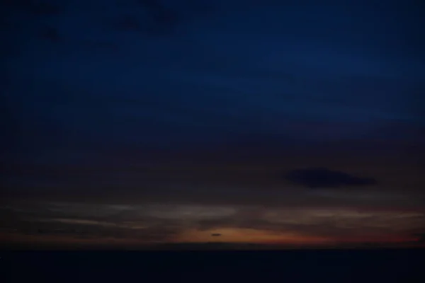 Abstrato Luz Desfocada Amanhecer Brilhando Através Nuvens Escuras Fundo Skyline — Fotografia de Stock