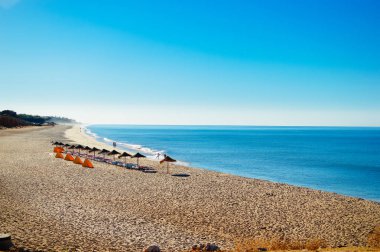 Güneşli şemsiye pastoral ruh plaj rahatlama deniz manzarası mavi gökyüzü kıyı şeridi