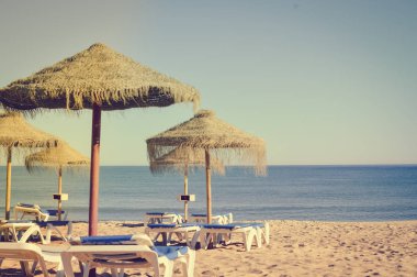 Plaj şemsiyeleri ve mavi gökyüzü açık havada arka plan kanepeler