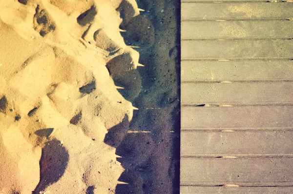 Beautiful sunny holiday travel seascape, wooden bridge on sandy beach outdoors background — Stock Photo, Image