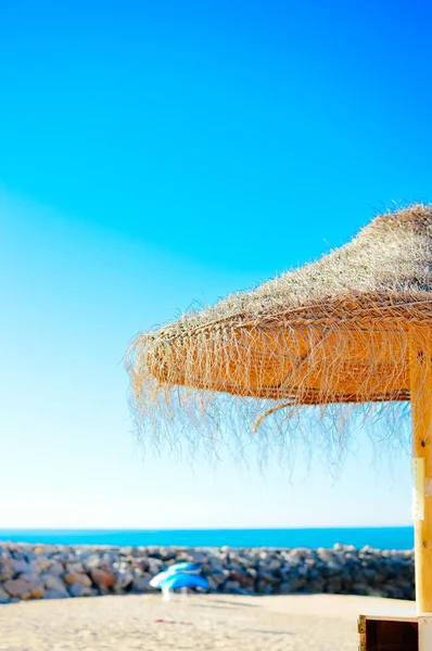 Holiday beach chaise Lounge i czaszy parasola na tle na zewnątrz ocean — Zdjęcie stockowe
