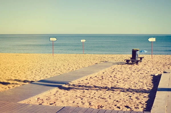 Praia guarda-chuva ensolarado férias ao ar livre fundo — Fotografia de Stock