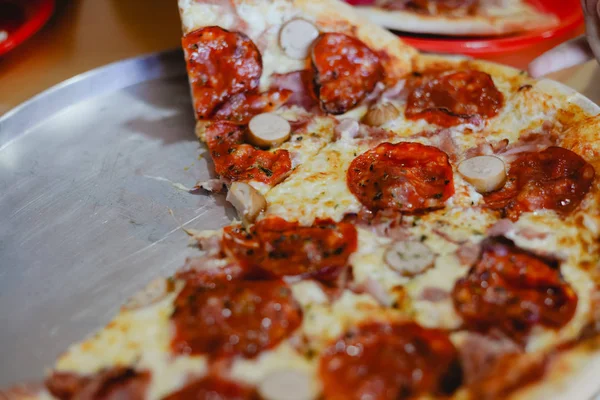 Fotografia di primo piano di pizza salame piccante fatti in casa pronto da mangiare e divertirsi. Sfondo colorato — Foto Stock