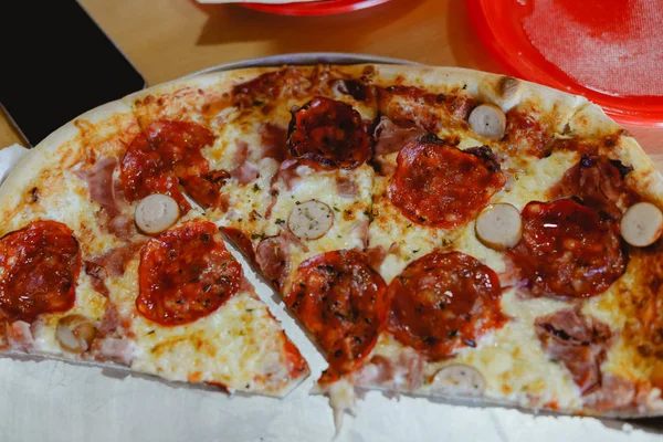Fotografia de close-up de pizza de pepperoni caseiro pronto para comer e se divertir. Fundo colorido — Fotografia de Stock