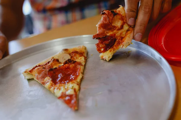 Fotografia di primo piano di pizza salame piccante fatti in casa pronto da mangiare e divertirsi. Sfondo colorato — Foto Stock