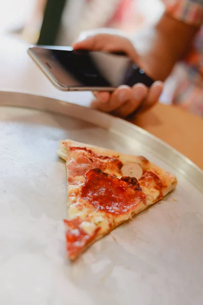 Fotografia di primo piano di pizza salame piccante fatti in casa pronto da mangiare e divertirsi. Sfondo colorato — Foto Stock