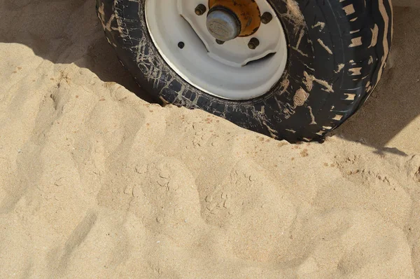 Närbild foto av däck däckmönster och imprint på sandstranden bakgrund — Stockfoto
