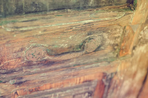 Primo piano sulla vecchia porta d'ingresso in legno con maniglia decorativa della porta antica, messa a fuoco selettiva, sfondo sfocato — Foto Stock