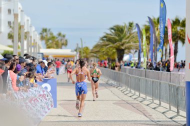 Portekiz, Avrupa - Nisan 2-3, 2016: Algarve Quarteira Etu triatlon Avrupa Kupası, güneşli açık arka plan