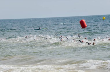 Portekiz, Avrupa - Nisan 2-3, 2016: Algarve Quarteira Etu triatlon Avrupa Kupası, güneşli açık arka plan