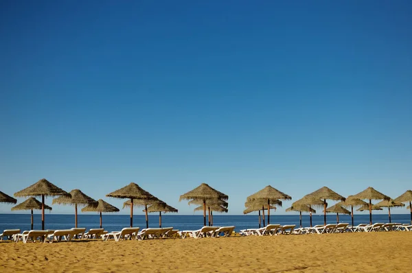 Сонячний Небо Крісла Парасольку Красивих Пляжем Португалії — стокове фото