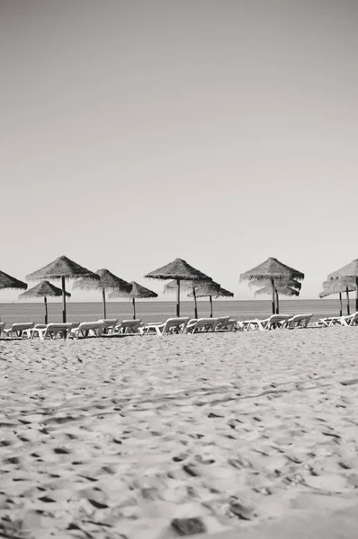 Słoneczne Niebo Krzesła Parasola Pięknej Plaży Portugalii — Zdjęcie stockowe