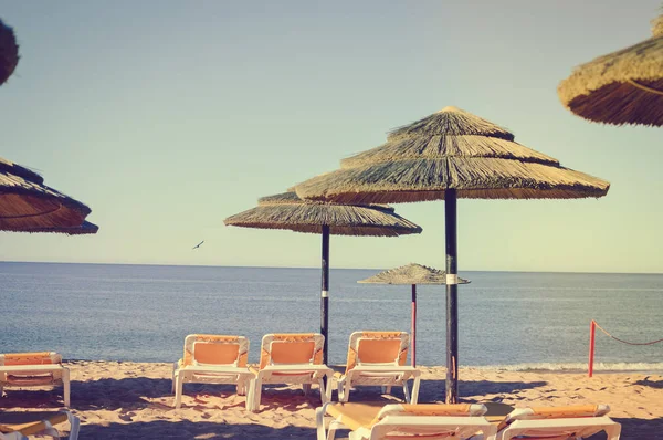 Słoneczne niebo i krzesła z parasola na pięknej plaży Portugalii — Zdjęcie stockowe