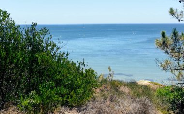 Okyanus manzarası doğal arka plan üzerinde yamaç ile huzurlu kıyı güneşli plaj. Sunny Dream tatil yeri